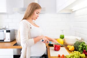 Schwangere Frau schneider Gemüse