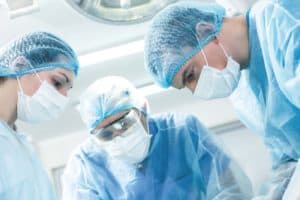 Drei Junge Ärzte bei einer Operation