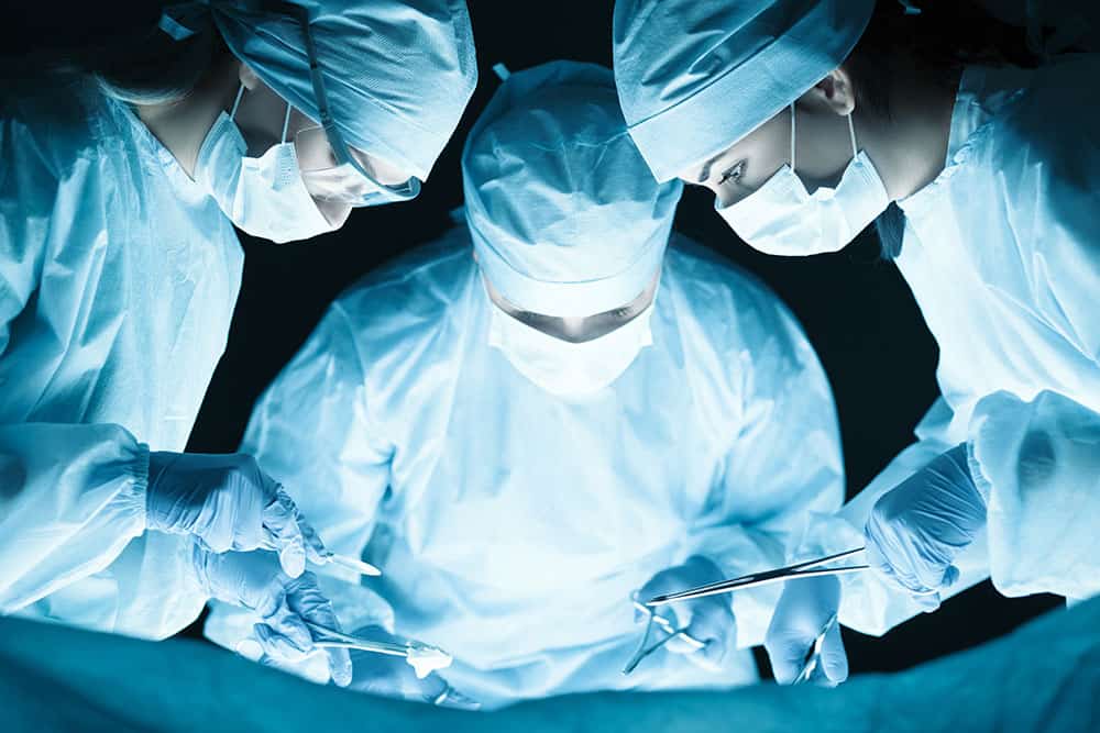 Drei Ärzte während einer Magenkrebs Operation