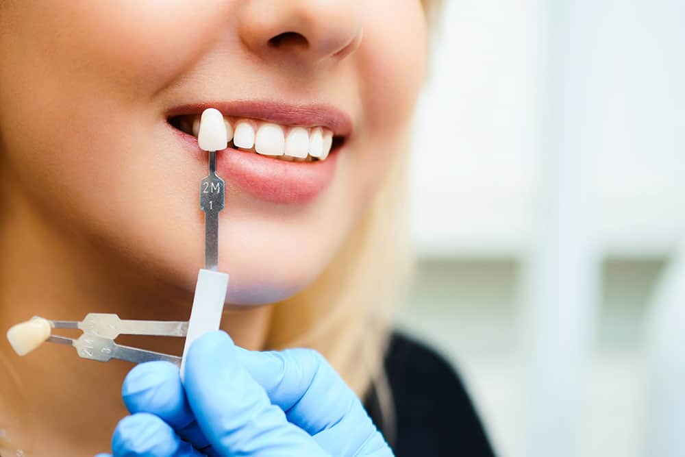 Junge Frau bekommt Zahnprothese eingesetzt