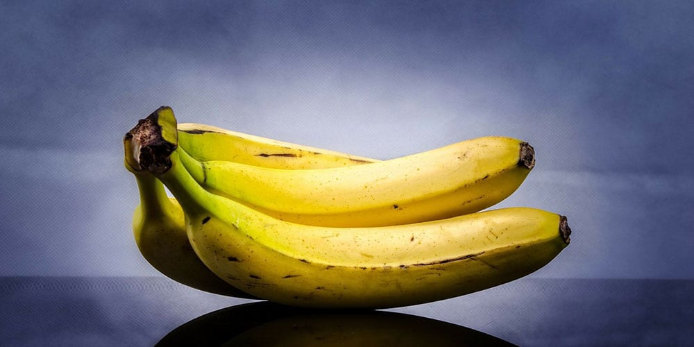 4 Bananen vor dunklem Hintergrund