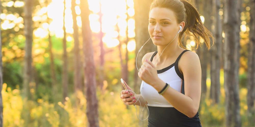 Junge Freu beim Joggen mit Kopfhörern